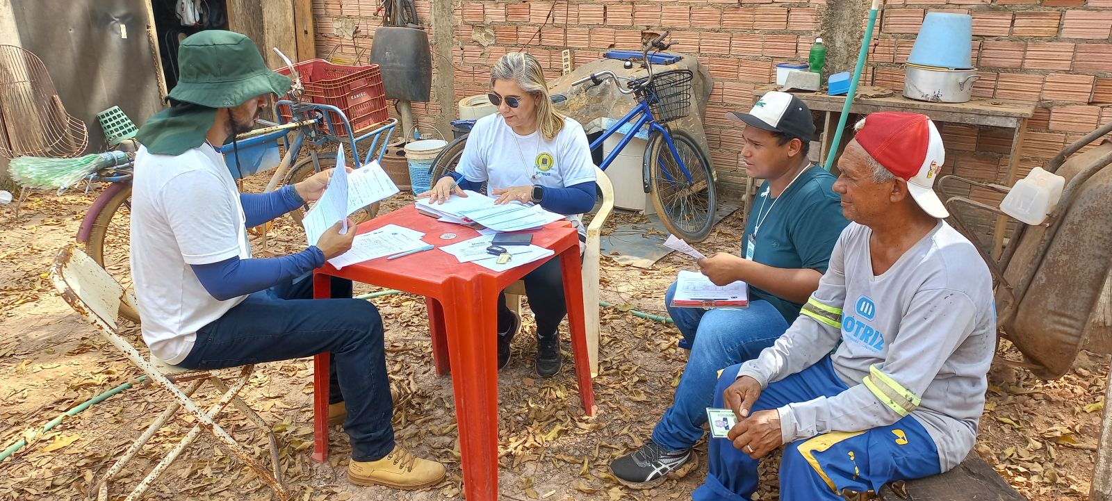 Equipes técnicas da Semdec realizam visitas domiciliares para identificar os proprietários dos imóveis 