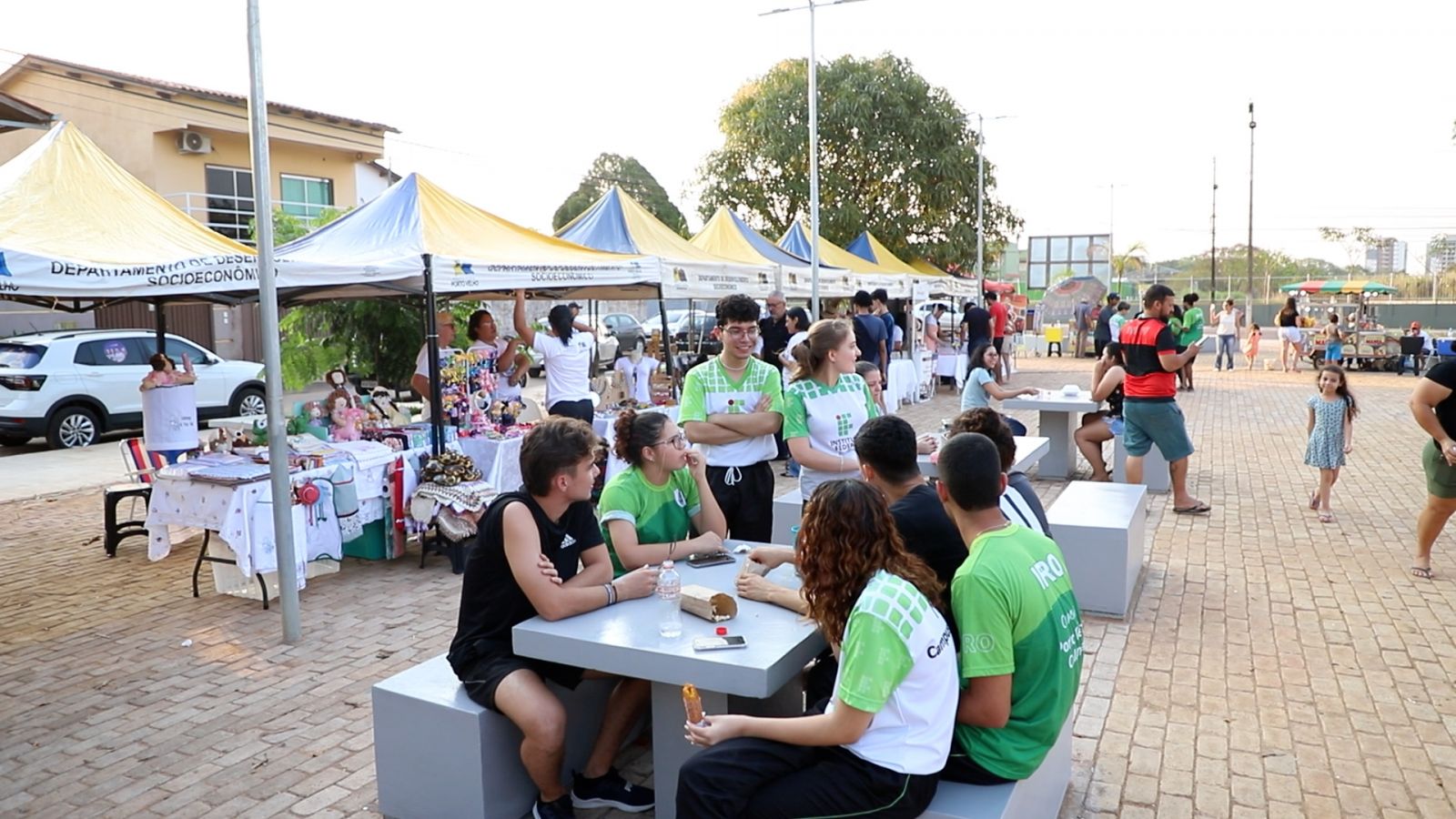 Crianças, jovens e adultos aproveitam o ambiente familiar com segurança 