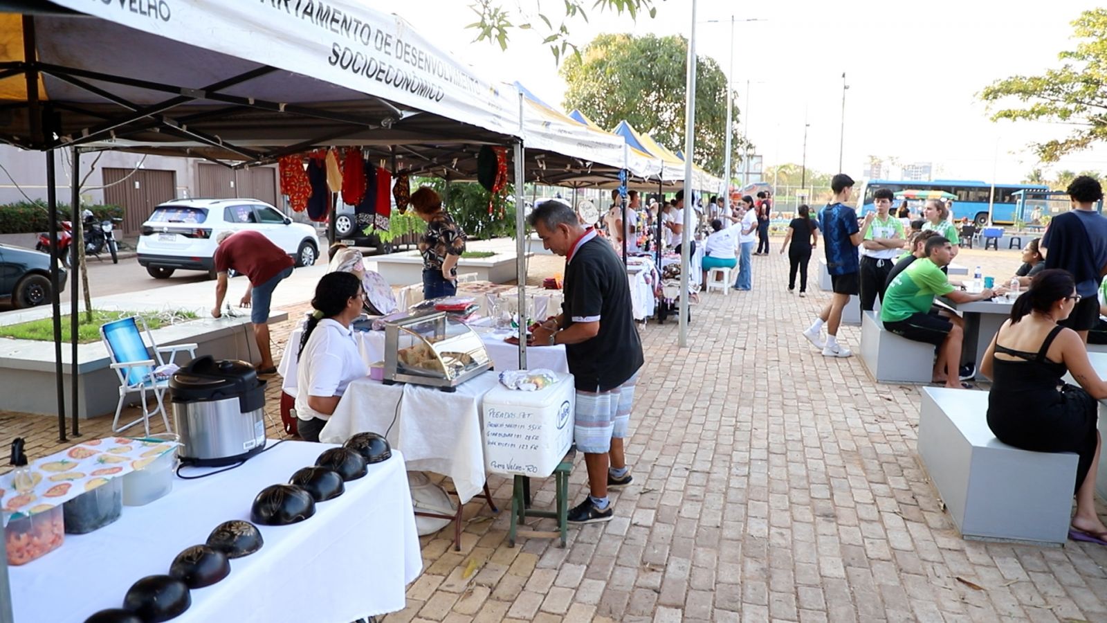 Comidas típicas, salgados e doces gourmets fazem parte dos produtos comercializados na feira