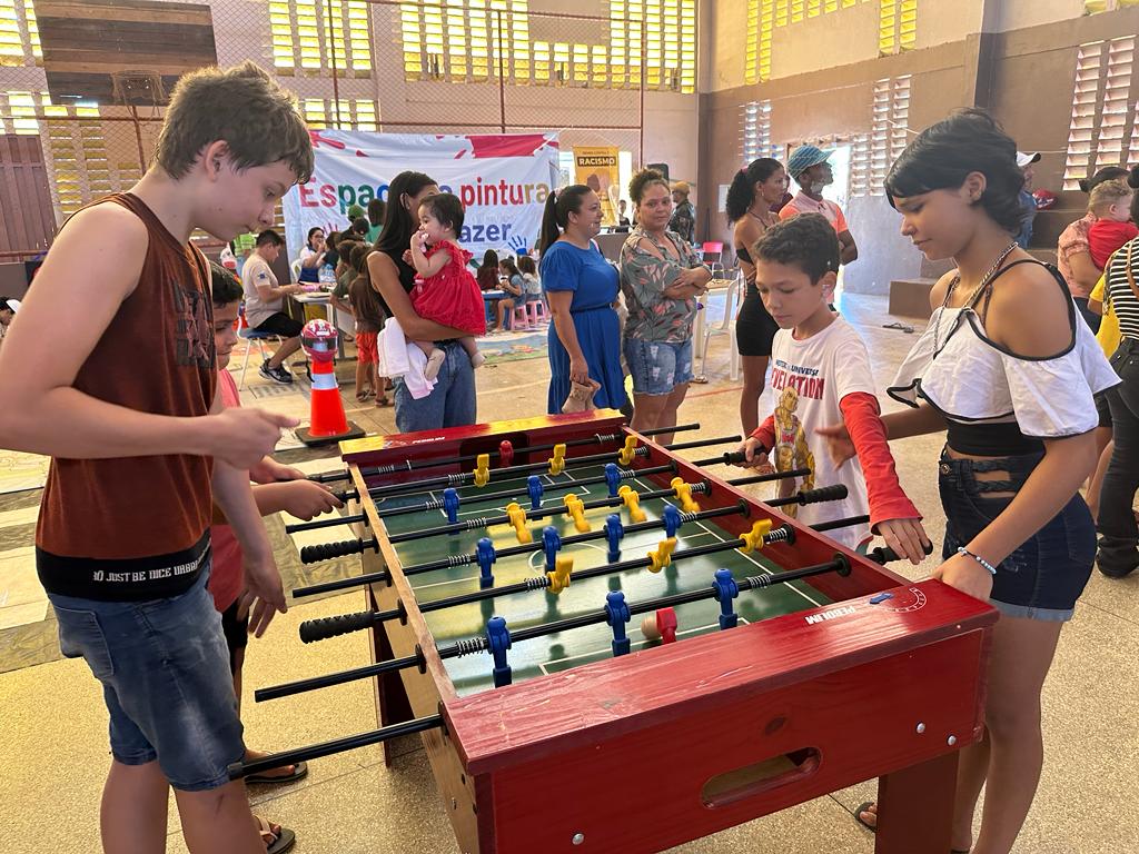 O pebolim é uma das recreações que atraem crianças e adolescentes