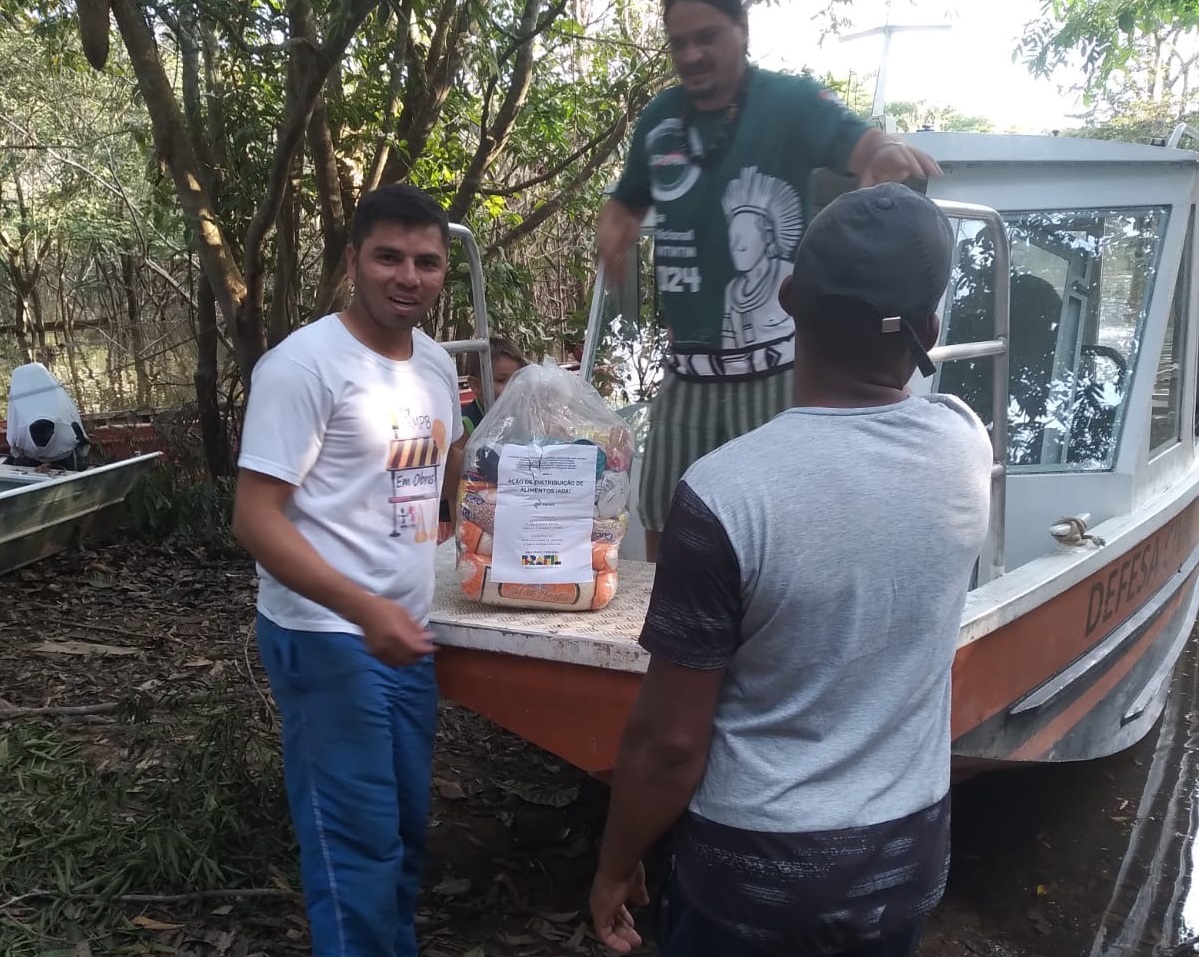 Houve a entrega de cestas básicas doadas pelo MDA para atender às famílias locais