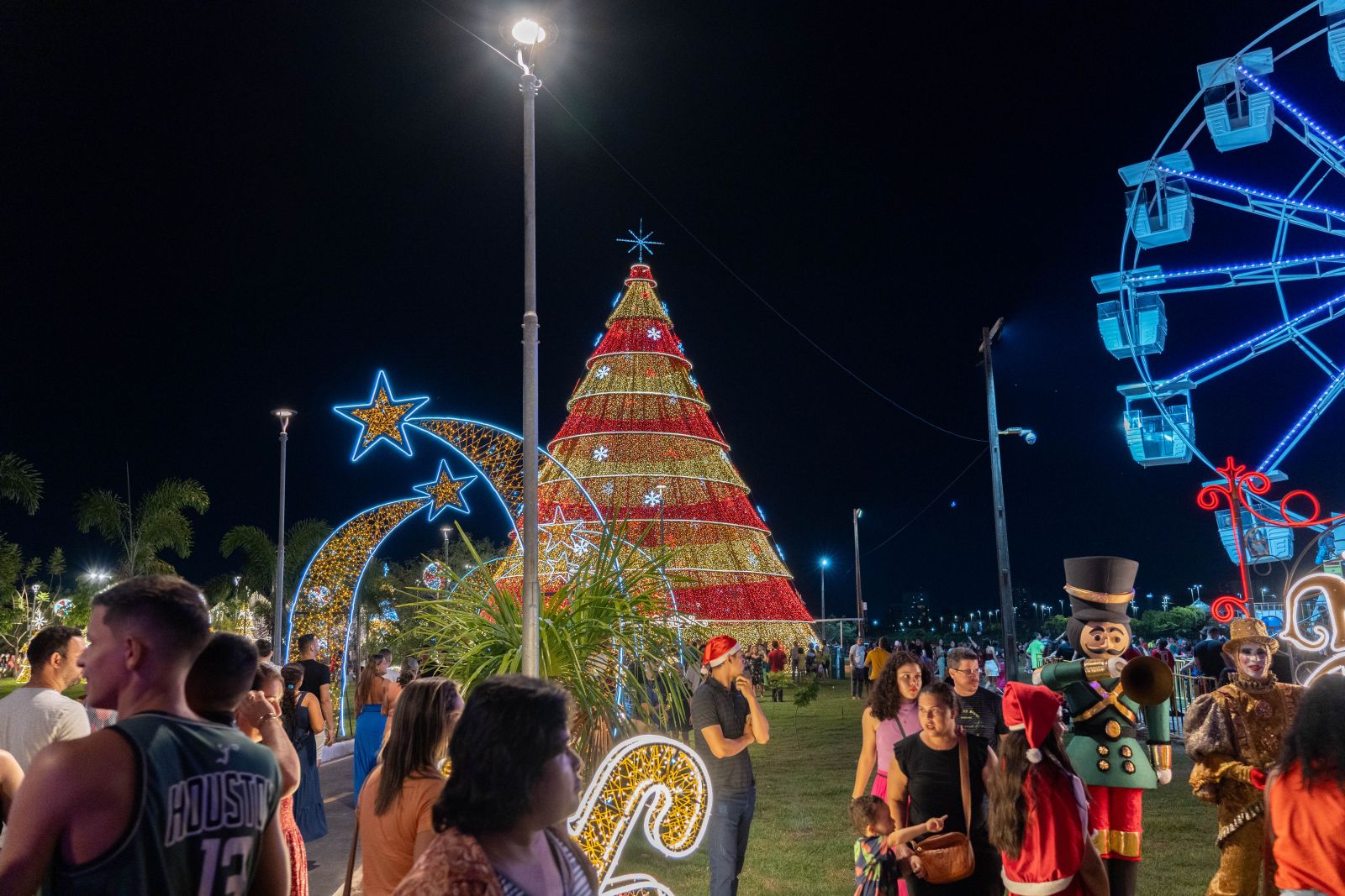 Espaço conta com uma árvore de Natal de 35 metros