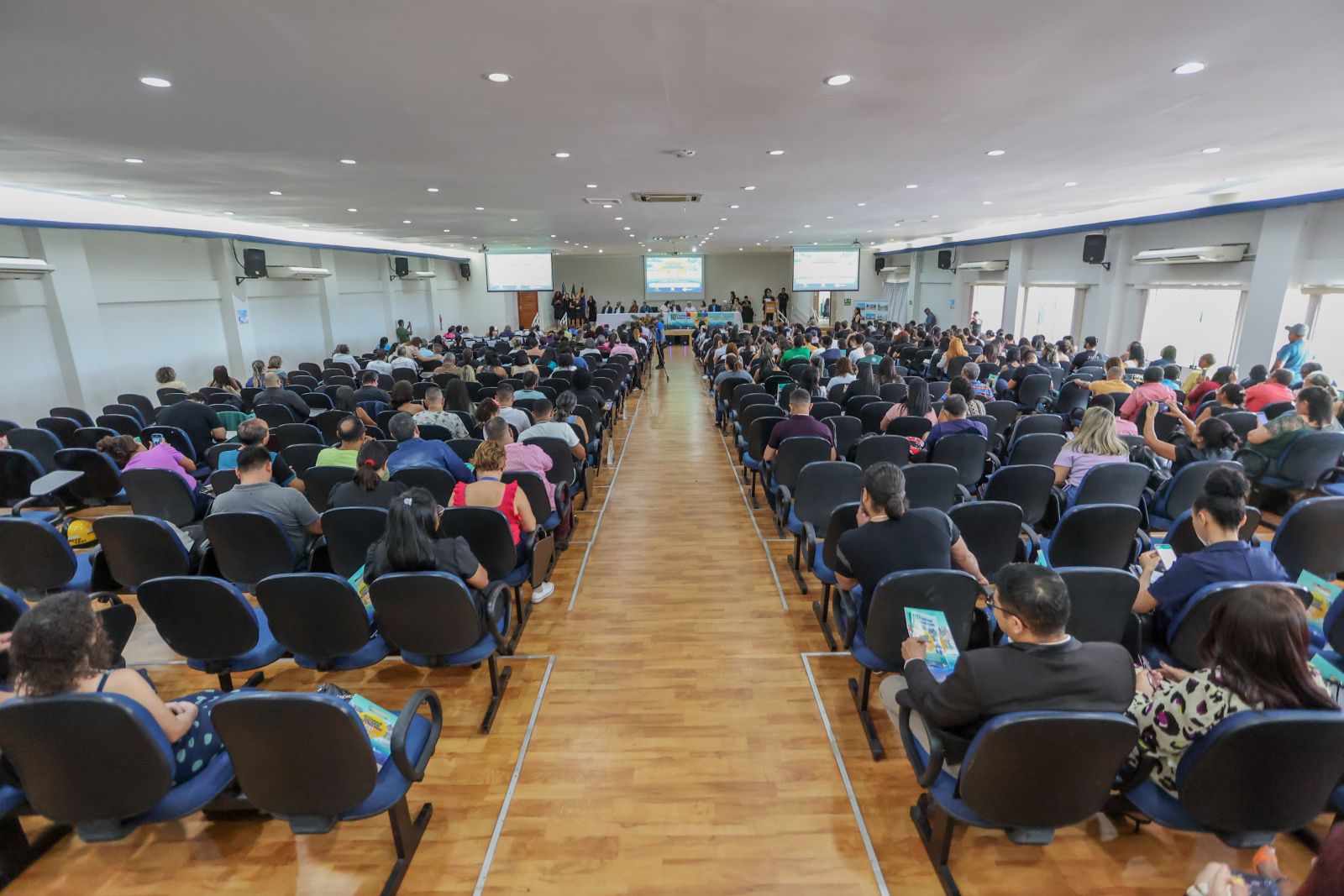 A participação está aberta a interessados por meio de credenciamento em diferentes categorias