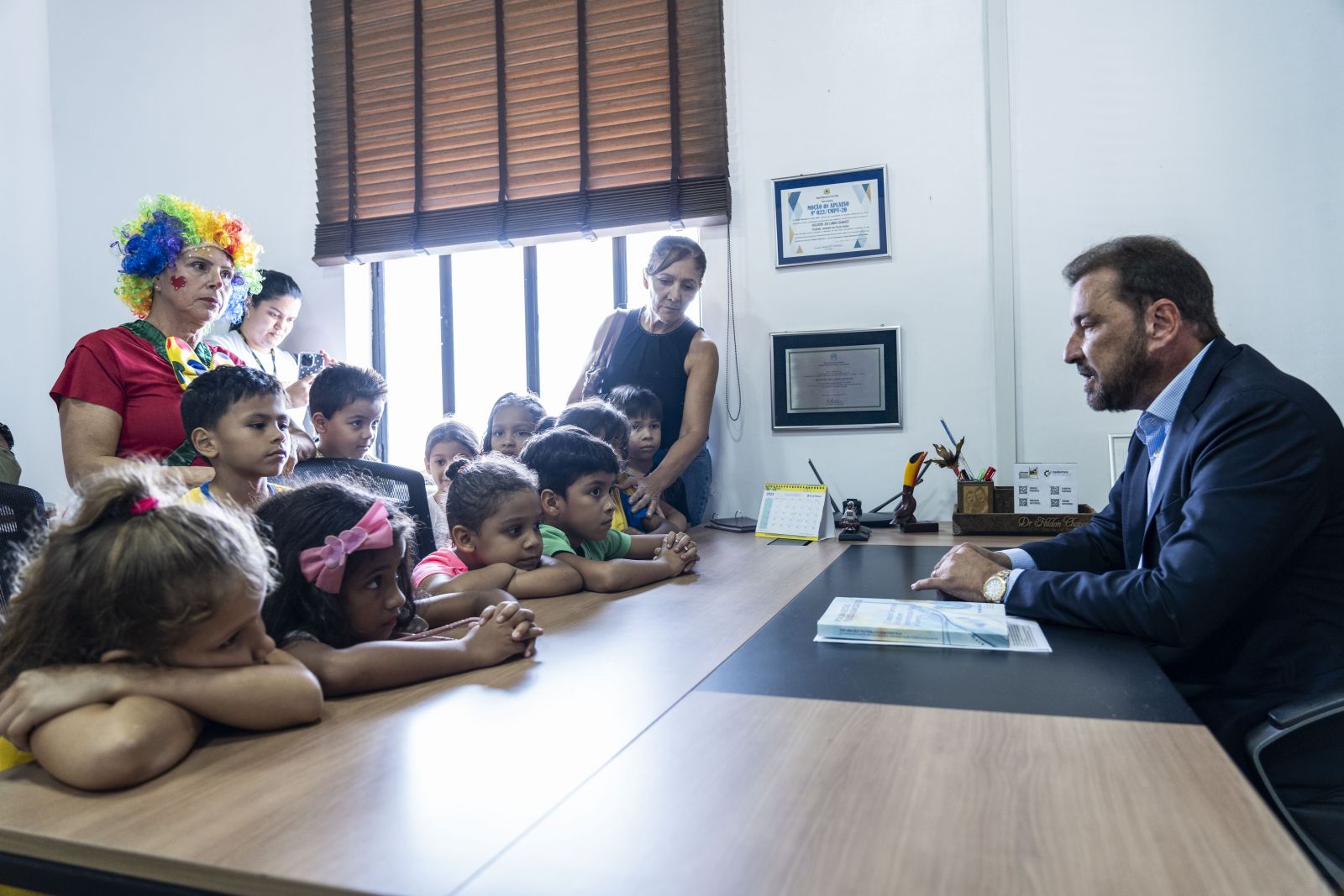 As crianças foram recebidas pelo prefeito Hildon Chaves na sede da Prefeitura