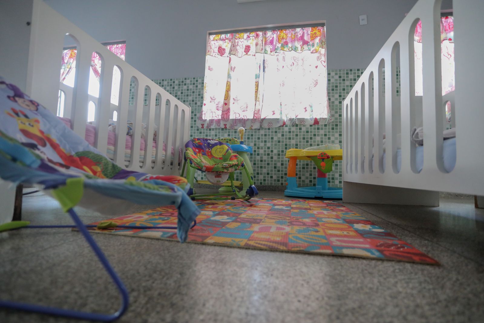 Crianças são acolhidas em uma estrutura revitalizada