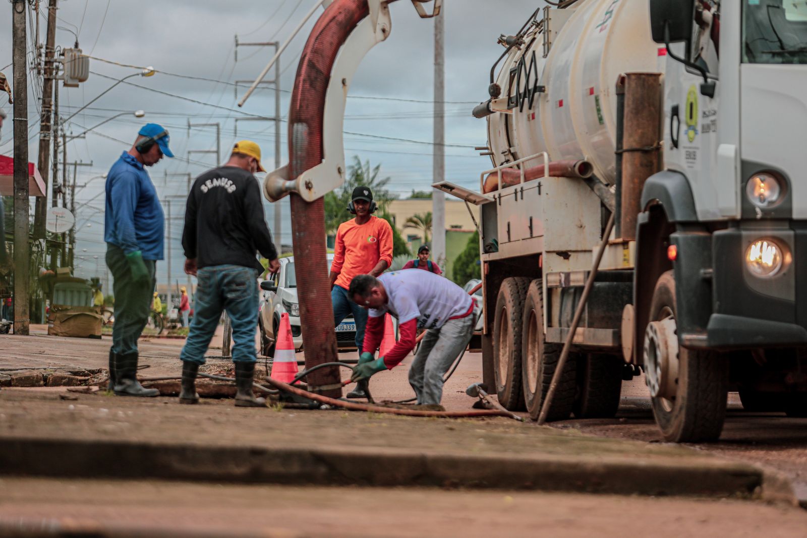 Caminhão hidrovácuo é utilizado para desobstruir rede de drenagem 
