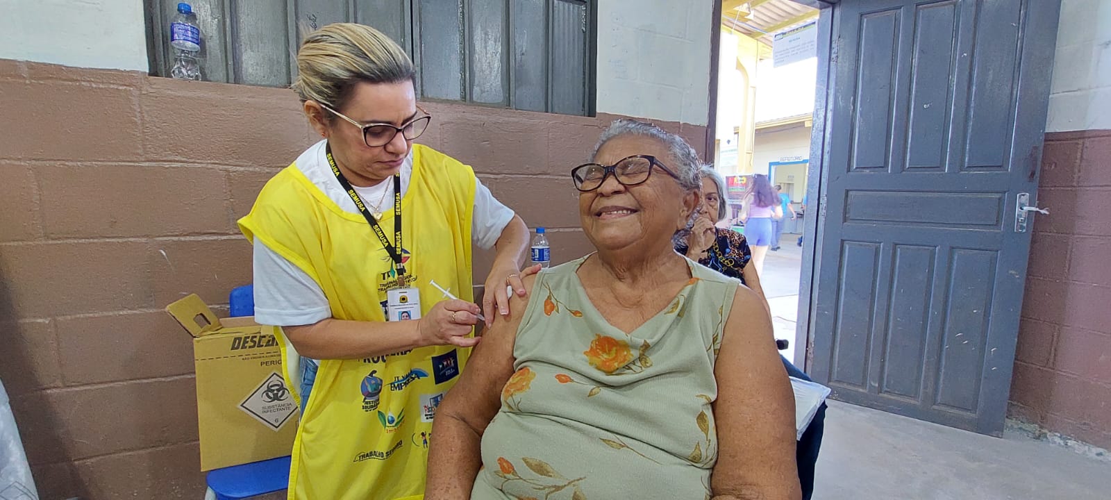 Alice Oliveira, de 85 anos, que recebeu uma dose do imunizante contra a gripe e outra da bivalente