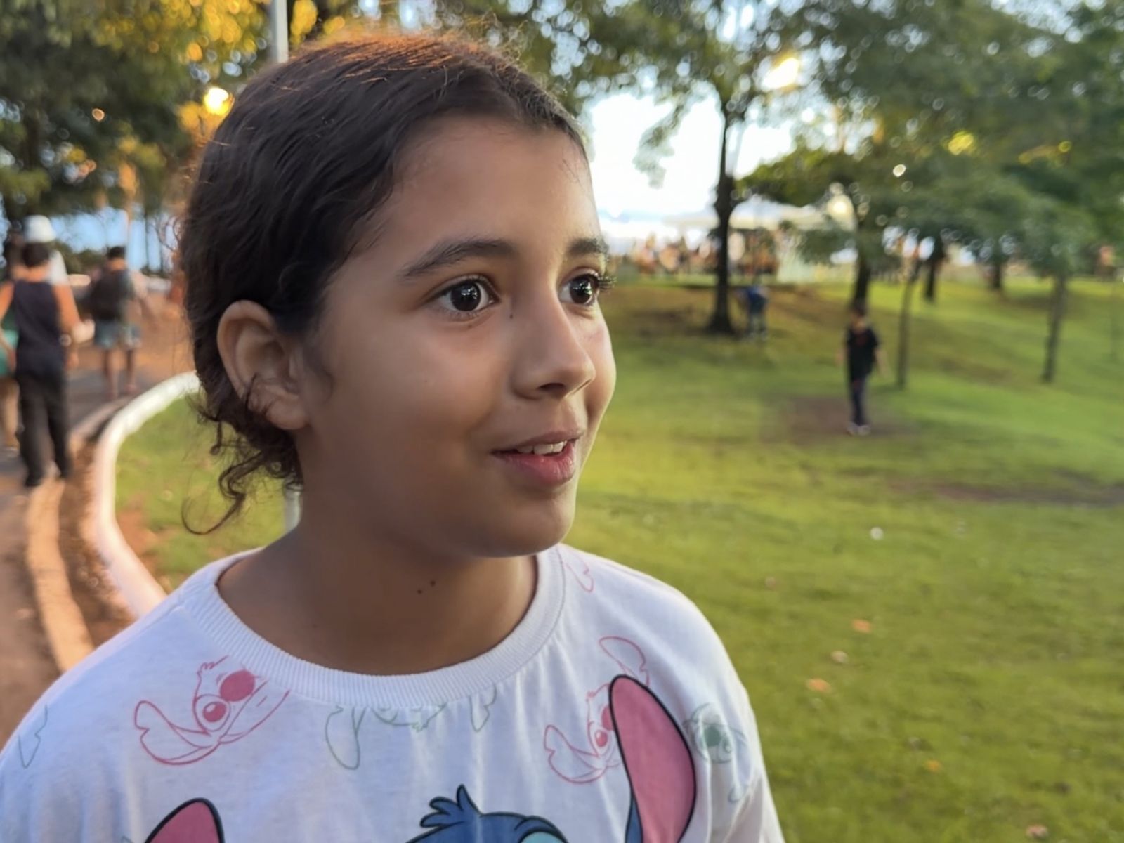 Ansiosa, Alice Sofia aguardava com atenção o início da tão esperada caça aos ovos