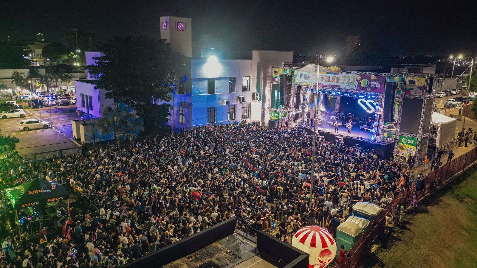 Na primeira noite de festa, o show gospel atraiu milhares de pessoas