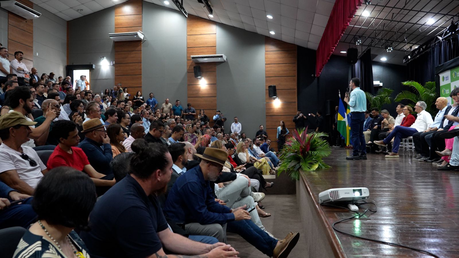 Solenidade de assinatura simbólica do contrato de aquisição do Hospital Universitário Municipal aconteceu no auditório do Teatro Banzeiros