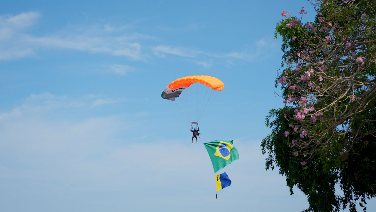 Um dos momentos mais emocionantes foi a descida dos paraquedistas carregando as bandeiras do Brasil e de Porto Velho