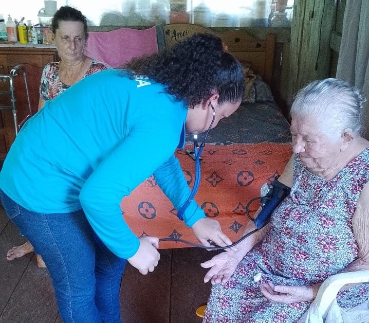 Durante visita, equipe de saúde da localidade realiza serviços de acompanhamento ao controle de hipertensão e diabetes