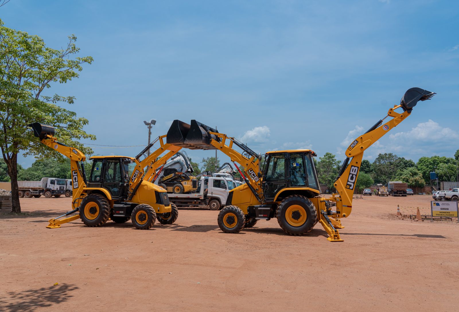 Secretaria também recebeu duas retroescavadeiras