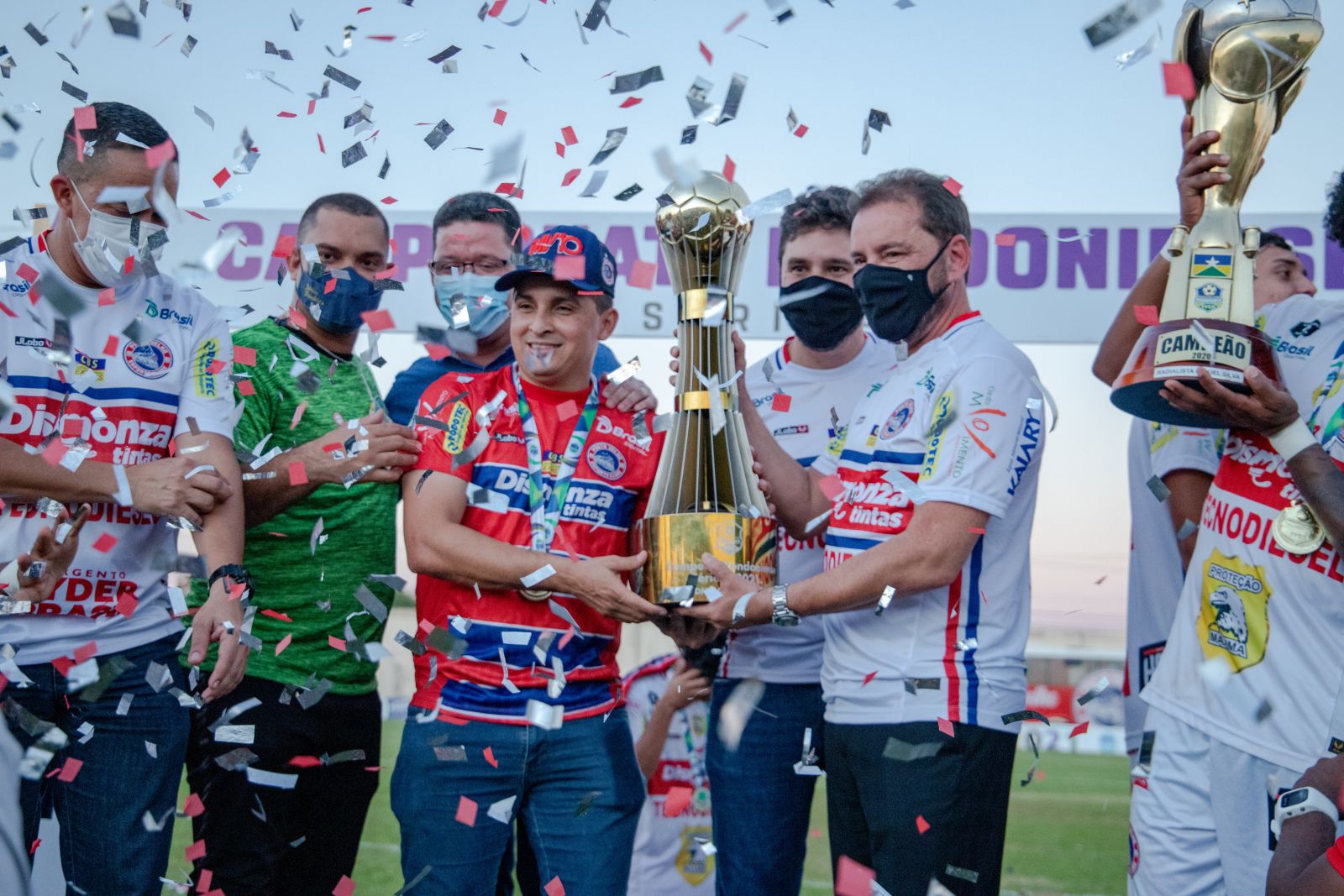 O troféu à equipe campeã foi entregue pelo prefeito Hildon Chaves