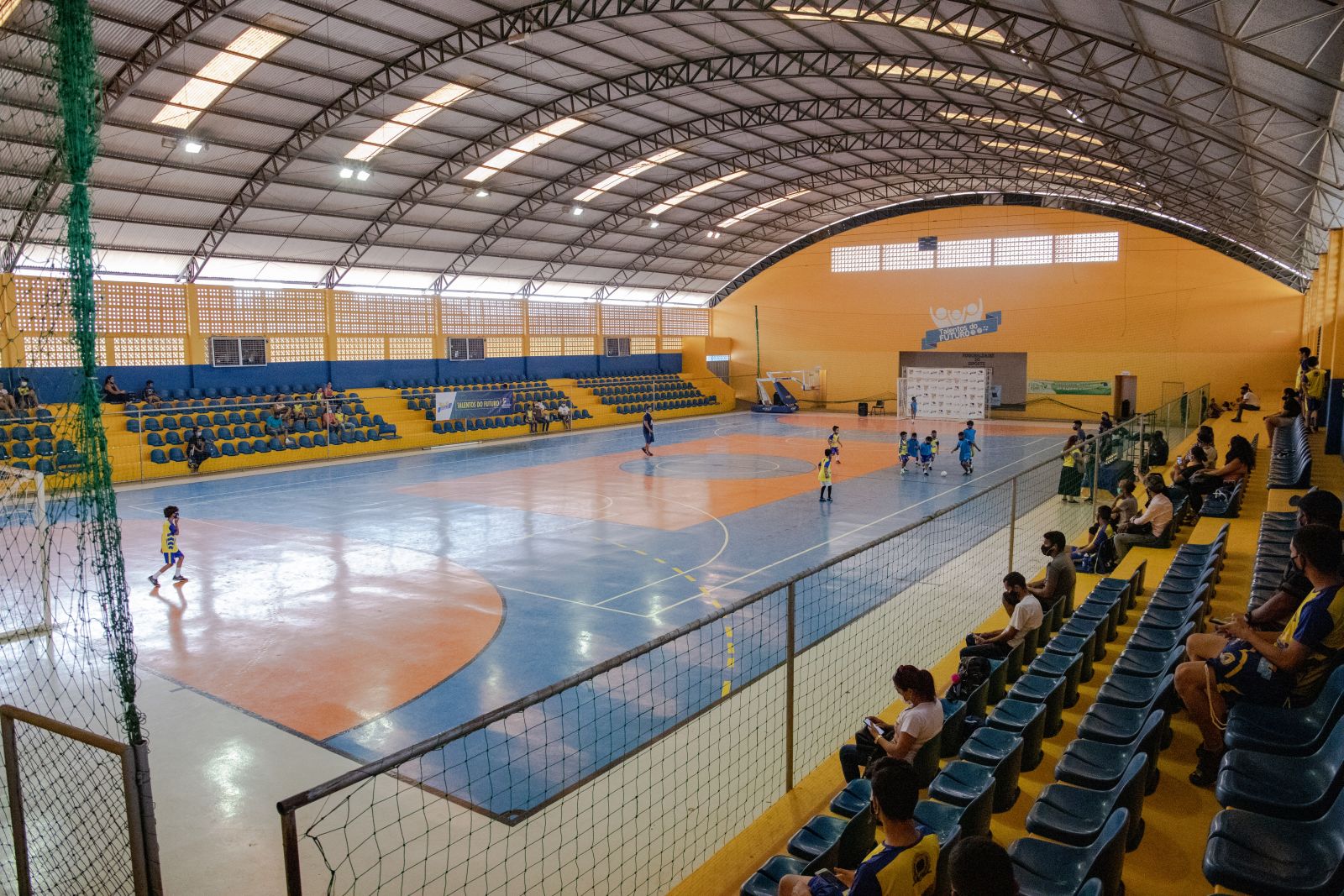 Ginásio recebeu 611 assentos esportivos com encosto 