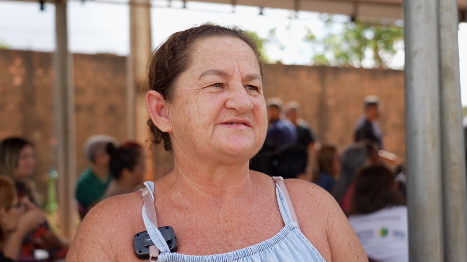 Alaíde Dalila celebra as melhorias em frente à sua casa após anos de poeira e lama