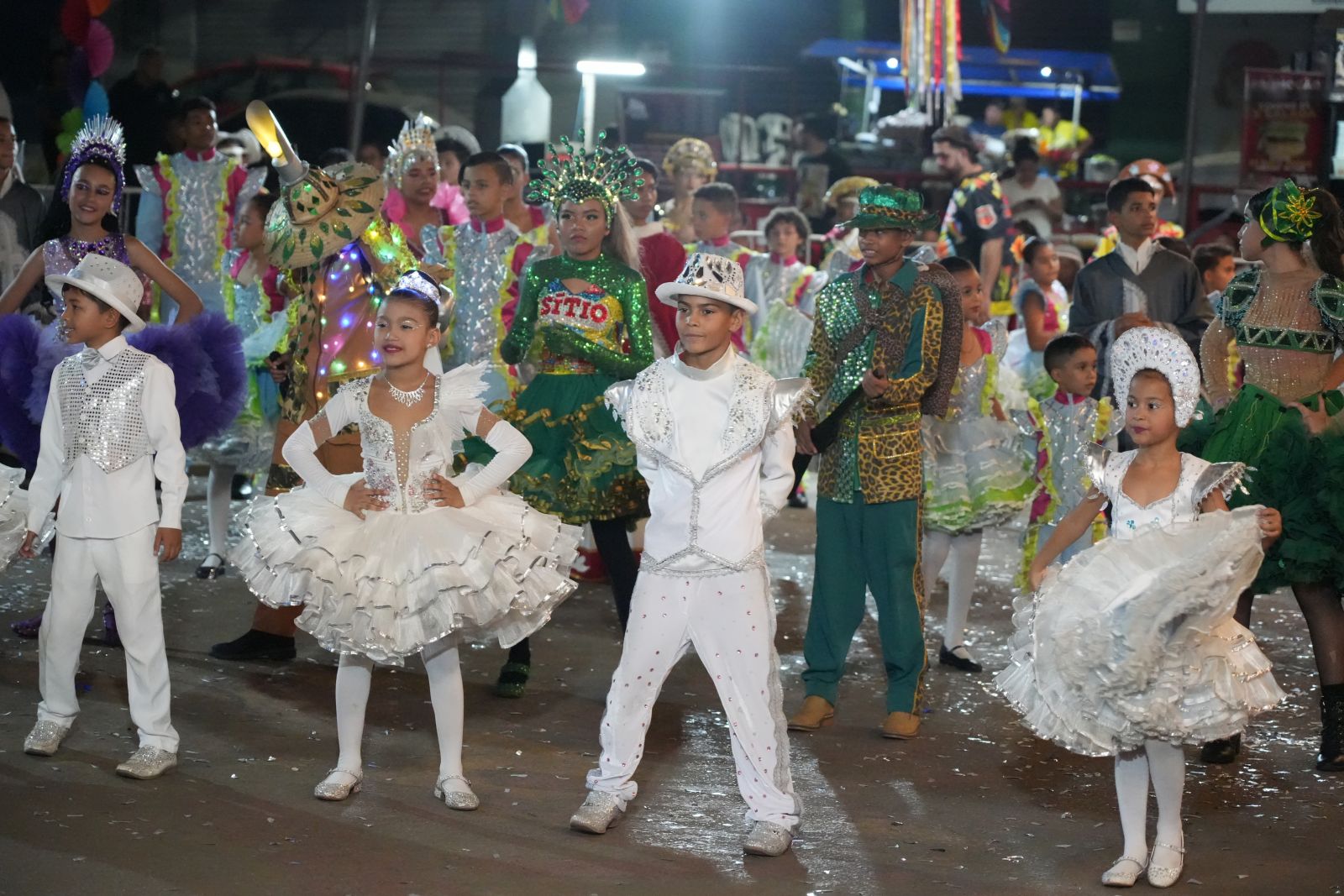 Abertura do arraial contou com a apresentação da quadrilha mirim Rádio Farol