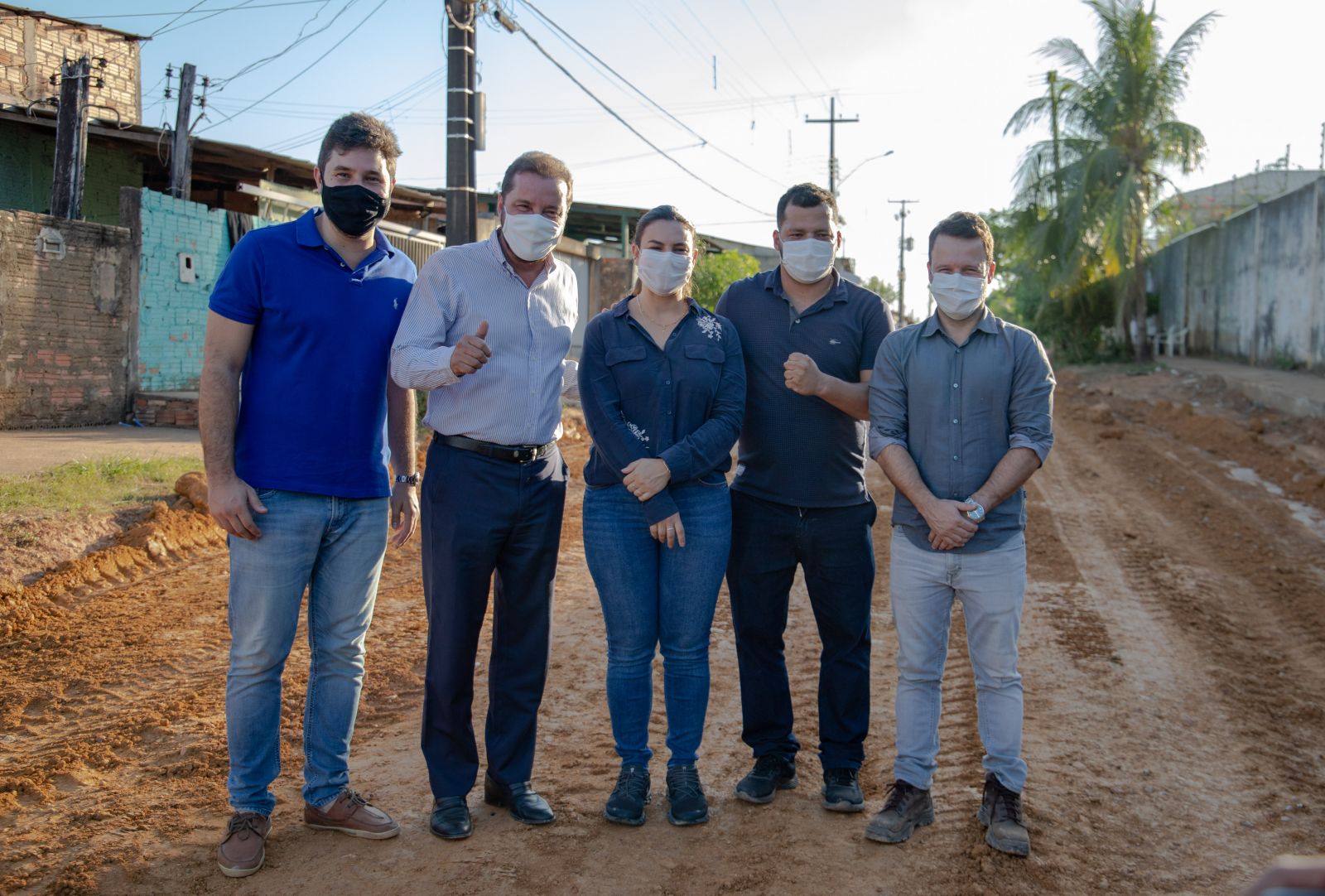 Comitiva esteve no local vistoriando o serviço executado no bairro