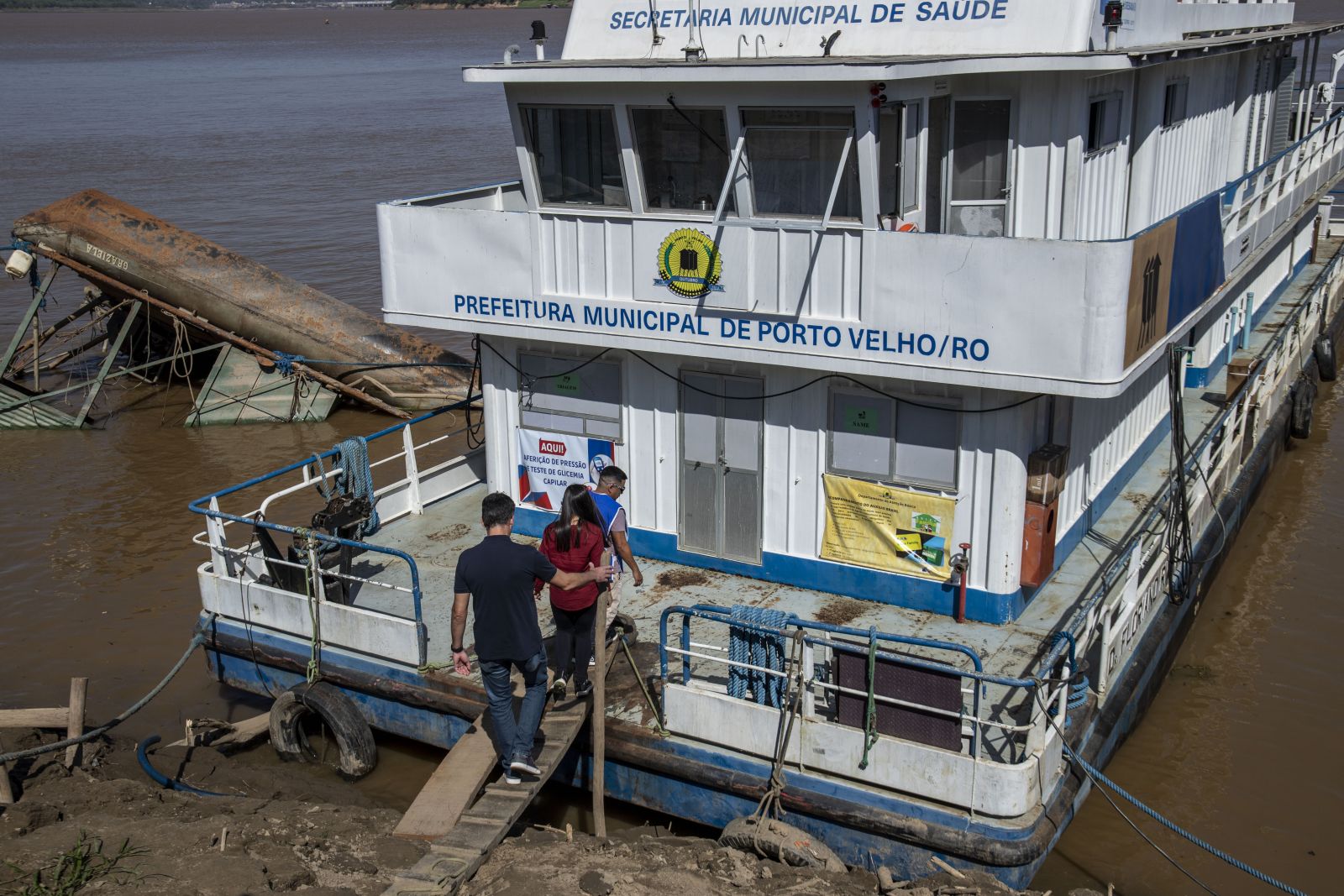 Tripulação é responsável por pilotar o barco hospital e conduzir a equipe de saúde da rede municipal até os locais de atendimento