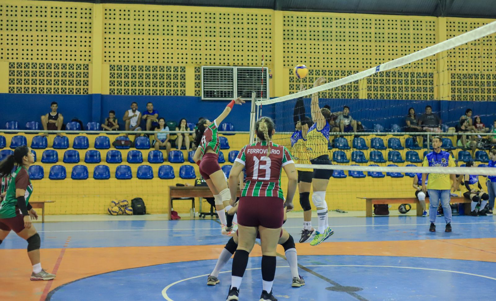 Primeira noite foi marcada por jogo de voleibol entre equipes femininas 