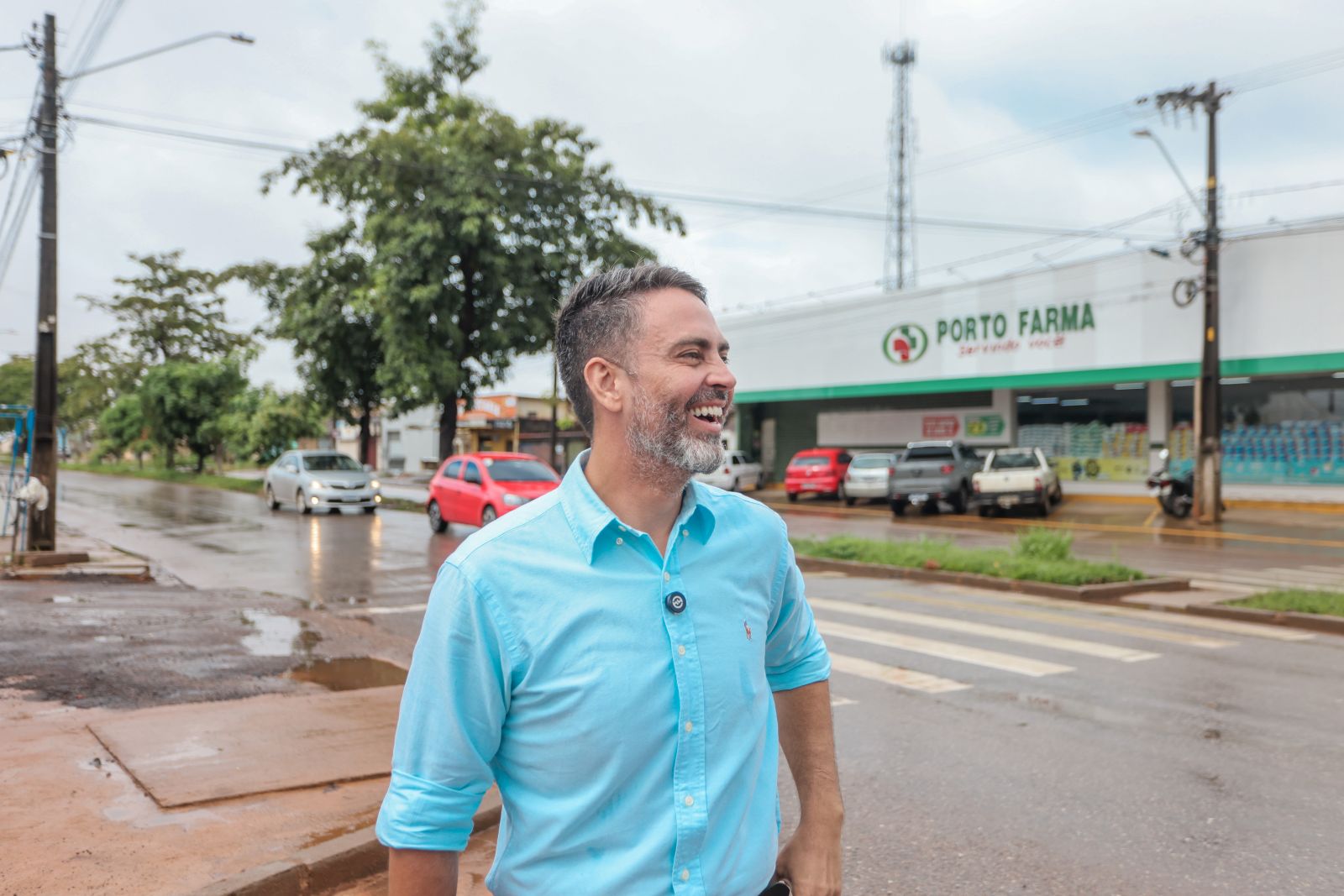 Prefeito Léo Moraes esteve no cruzamento da avenida Guaporé com Rio de Janeiro, após chuva intensa