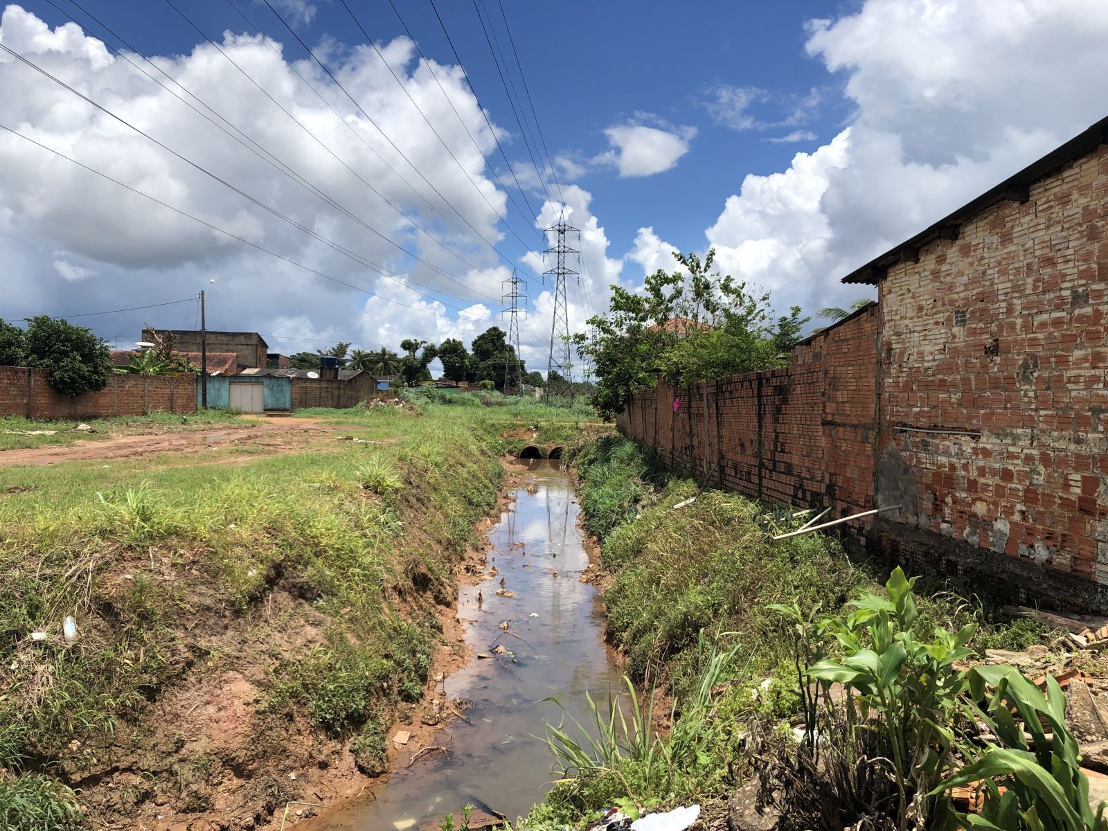 A obra visa evitar o represamento das águas pluviais e melhorar a infraestrutura em sete bairros na zona Leste