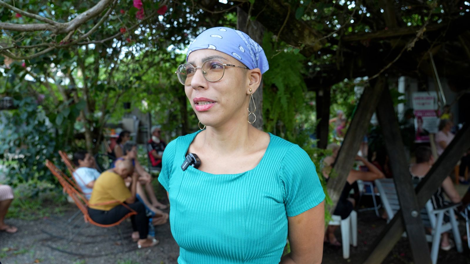 Claudia De Souza carrega no olhar a força de quem aprendeu a enfrentar a dor sem deixar a esperança desaparecer