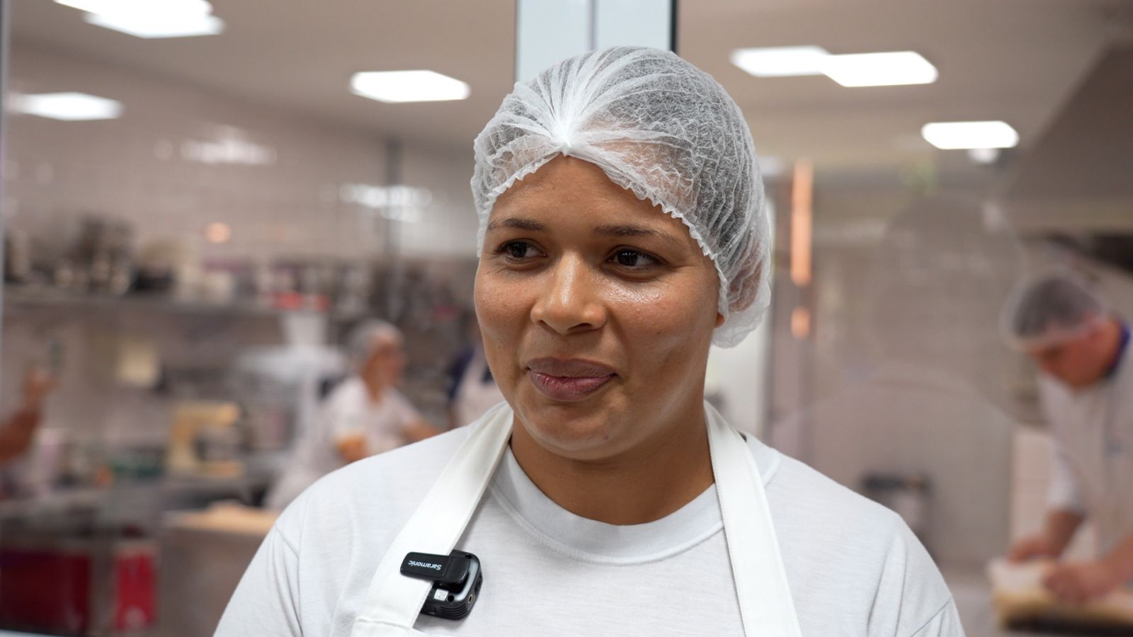 Cristiane Fonseca é estudante de confeitaria do Senac e também está participando da preparação do bolo