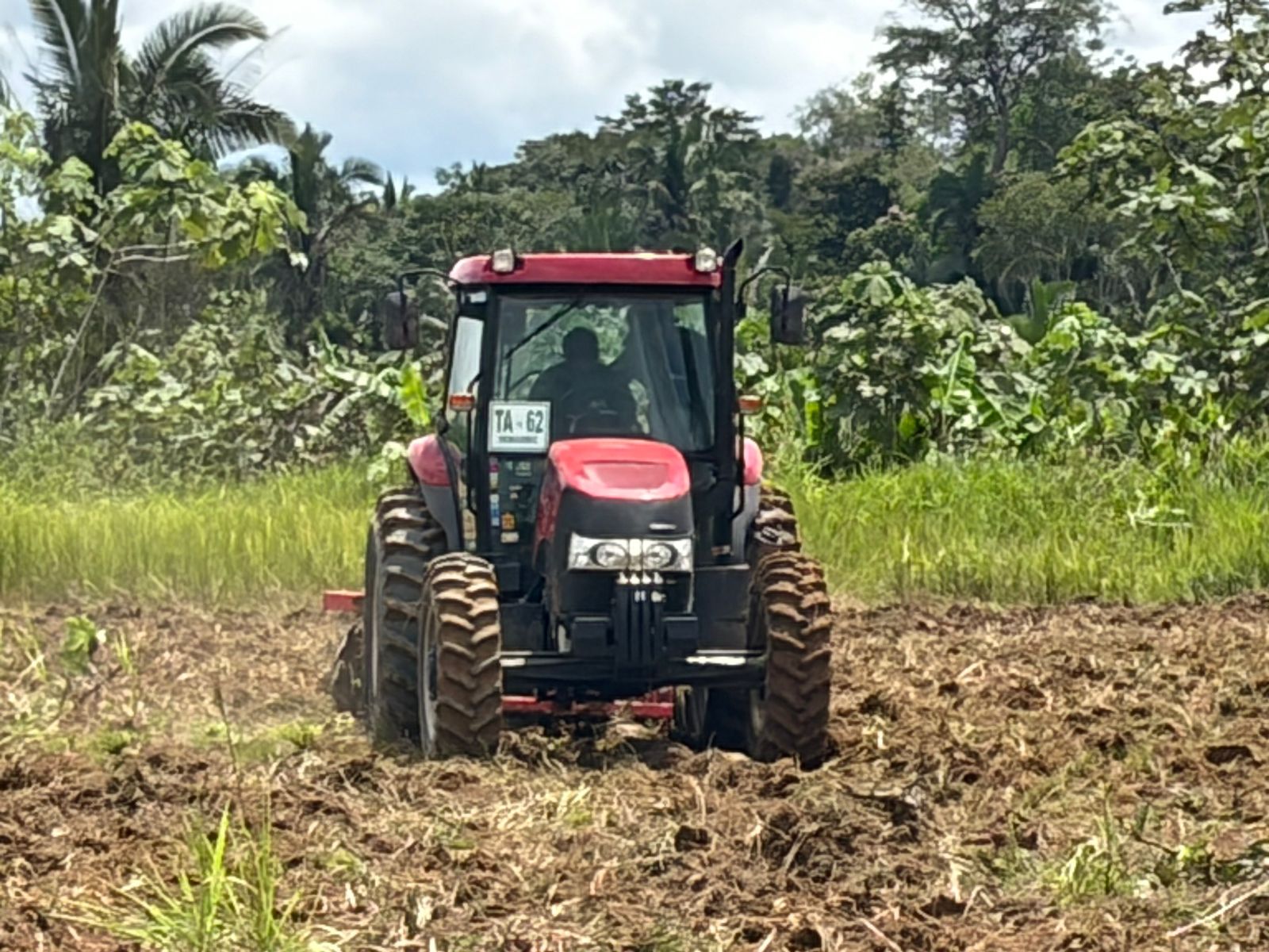 Programa Porteira Adentro auxilia os produtores no preparo do solo e melhorando as condições de produção