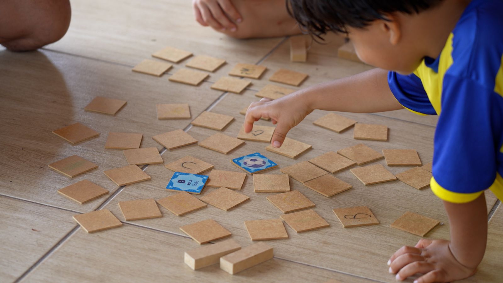 Pai e filhos transformam brincadeiras em momentos de aprendizado e amor ao ar livre