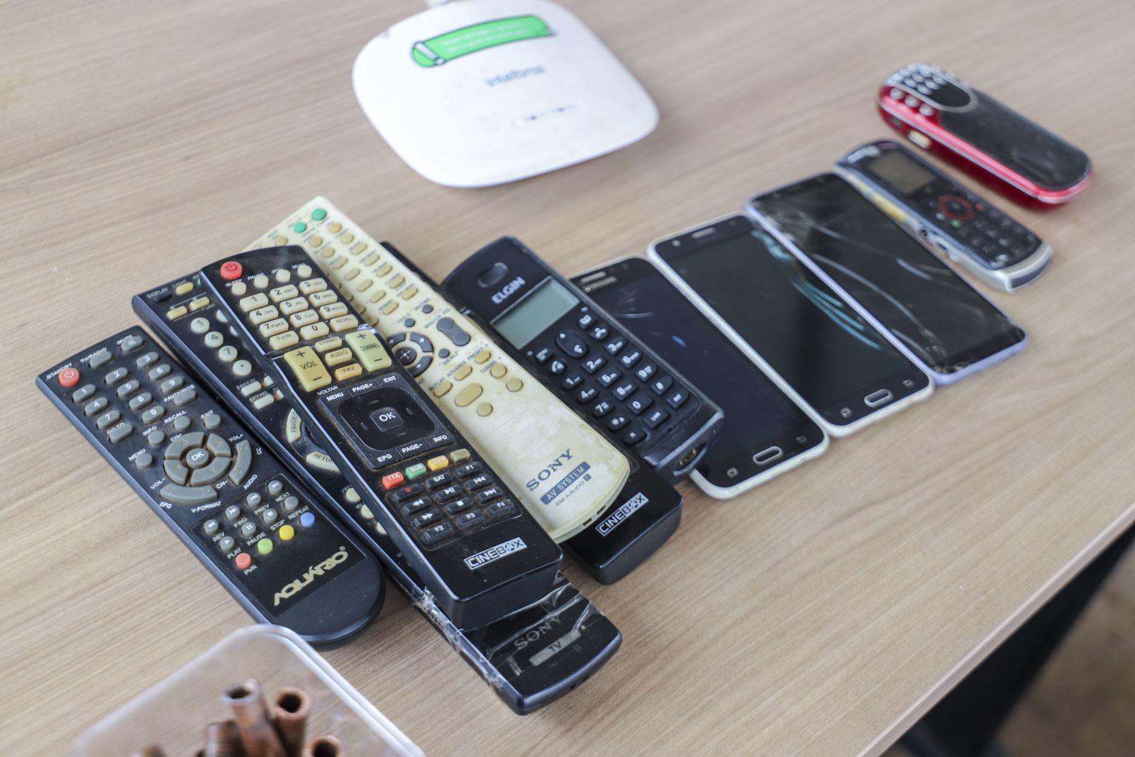 Entre os materiais que podem ser descartados, estão celulares, pilhas e baterias