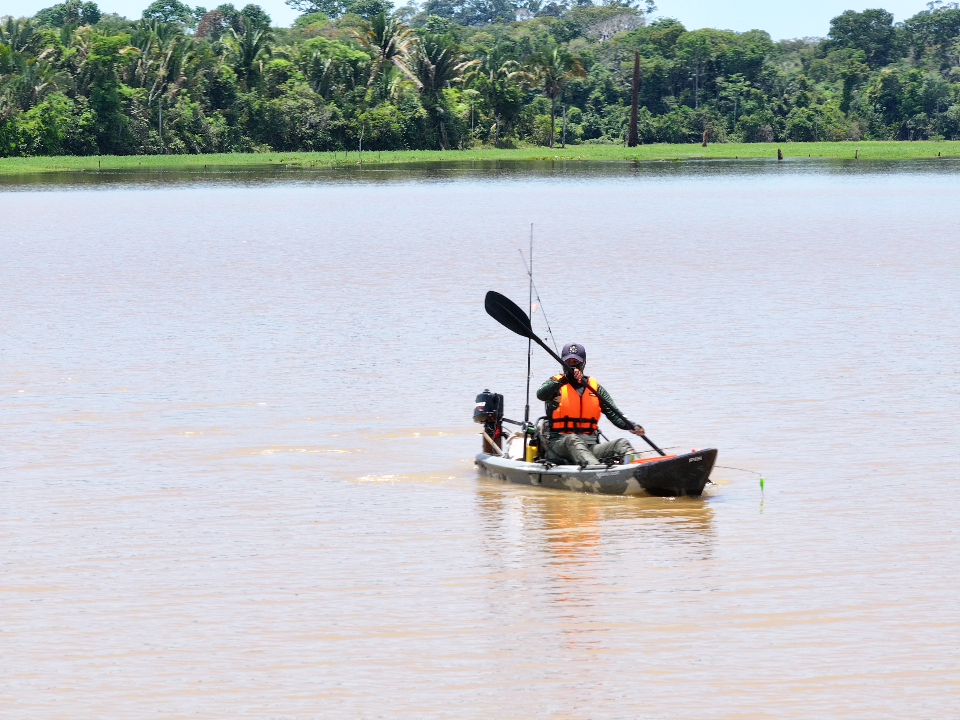 Ao dar a largada, os amantes da pesca seguiram para o extenso lago da Vila