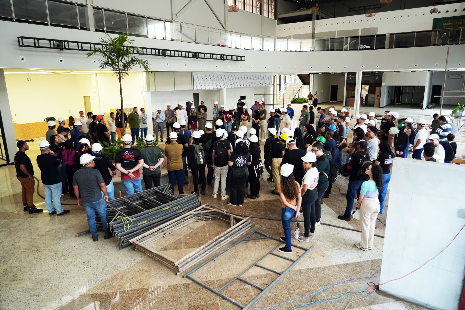 O prédio foi projetado para valorizar aspectos e elementos da natureza local e da cultura amazônica