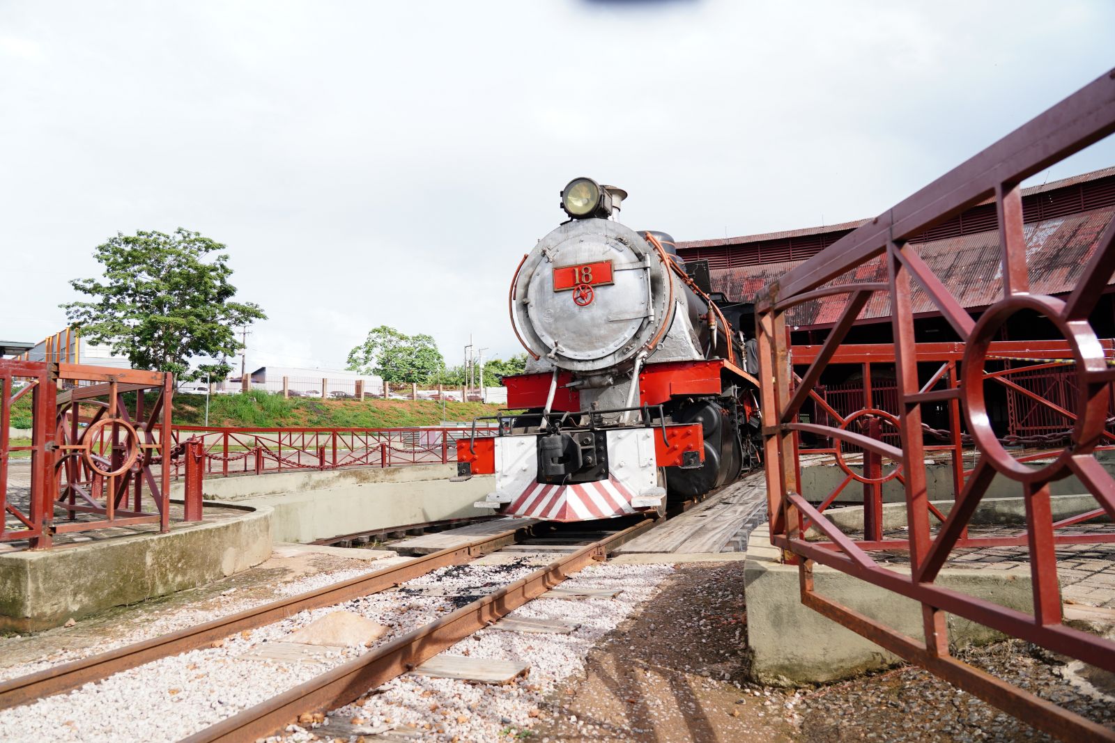 Exibição teve início às 16h30 e permitiu ao público observar de perto a locomotiva