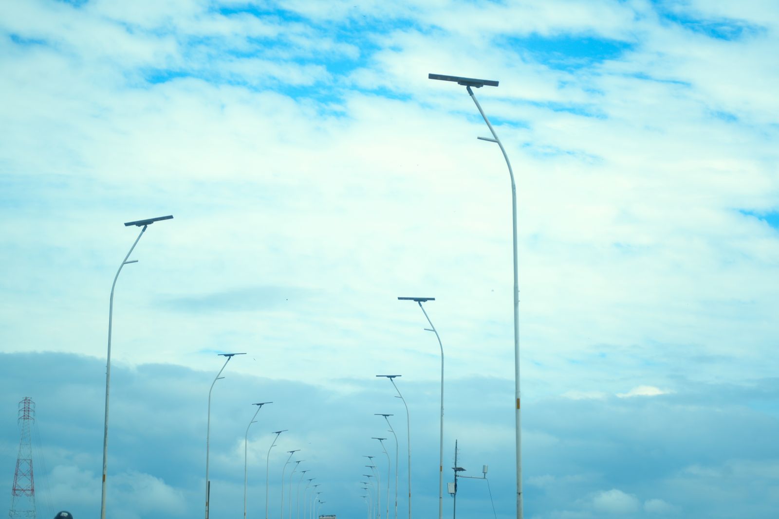 Novo sistema utiliza placas solares que captam energia durante o dia para alimentar a iluminação no período noturno