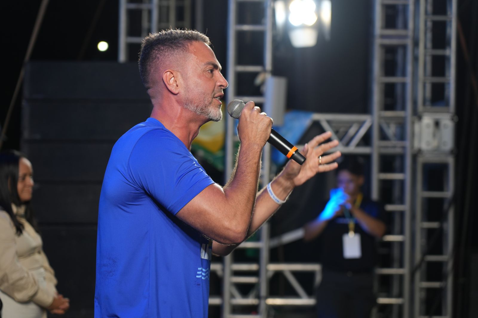 Léo Moraes destacou a emoção de ver a multidão em um momento de adoração