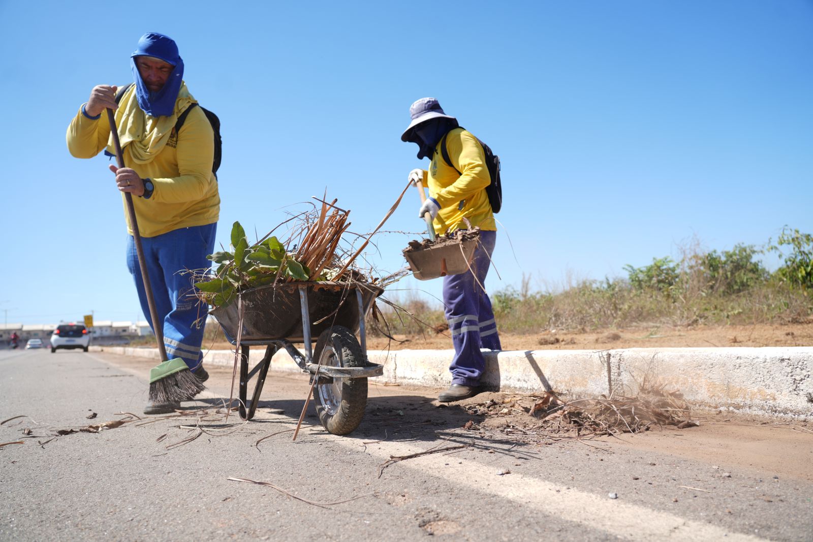 Prefeitura segue limpando na região de mata entorno da avenida Santos Dumont 