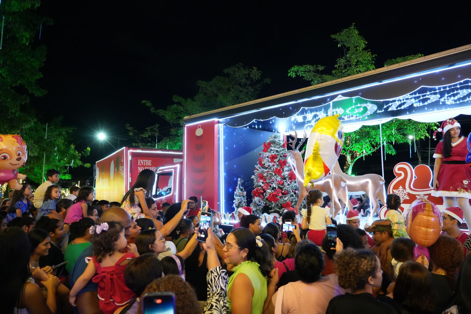 ntre luzes e encanto, crianças vivem uma noite que ficará na memória