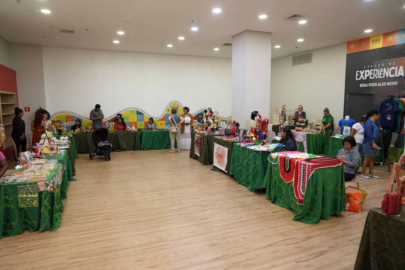 Feira funciona como uma vitrine para produtos que vão do artesanato ao crochê