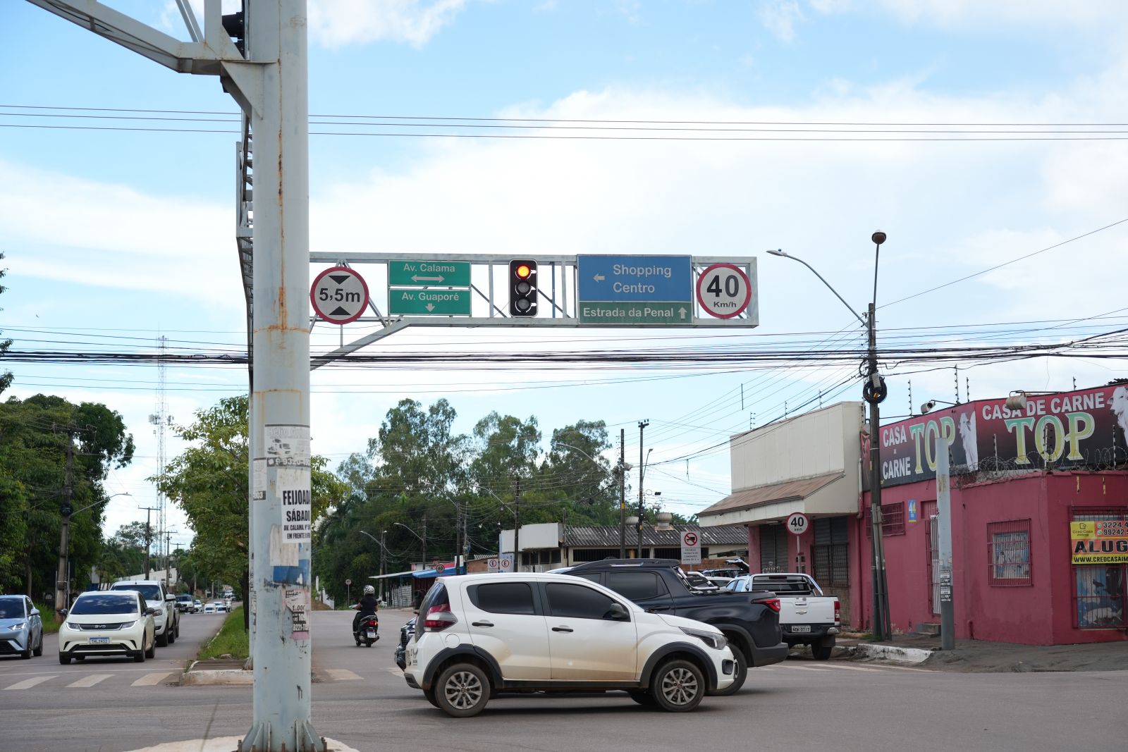 Sinalização está presente em cruzamentos considerados estratégicos para o escoamento do fluxo viário