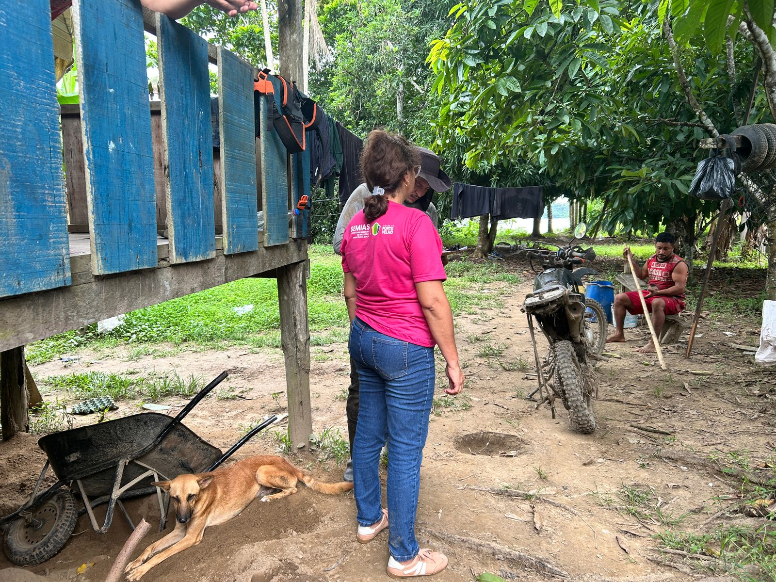Em ações concretas, o município promoveu entregas de cestas básicas, água potável, hipoclorito de sódio e kits de higiene