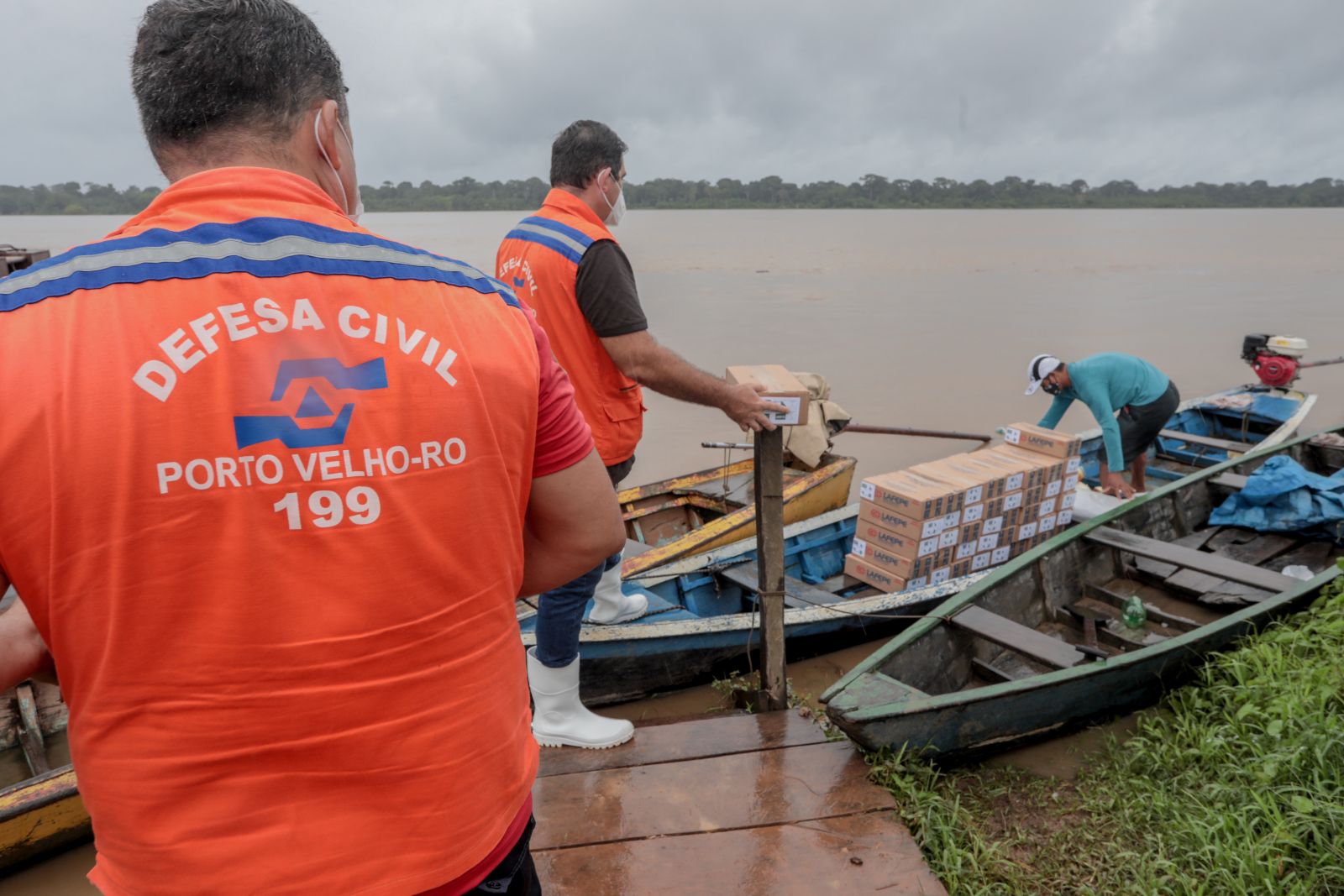 Equipe da Defesa Civil presta assistência aos ribeirinhos
