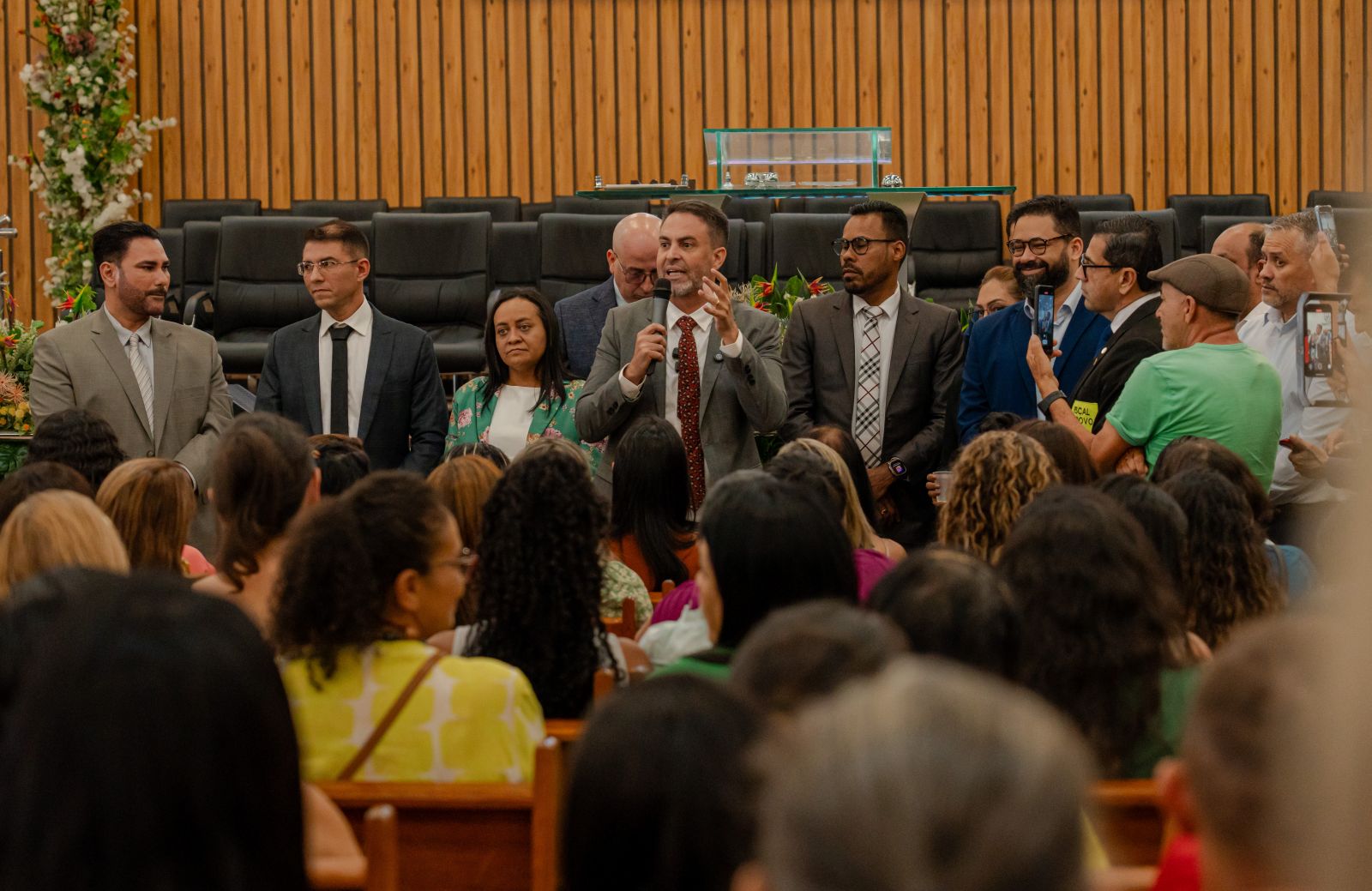 Prefeito Léo Moraes anunciou a medida no 1º Encontro de Servidores da Educação 
