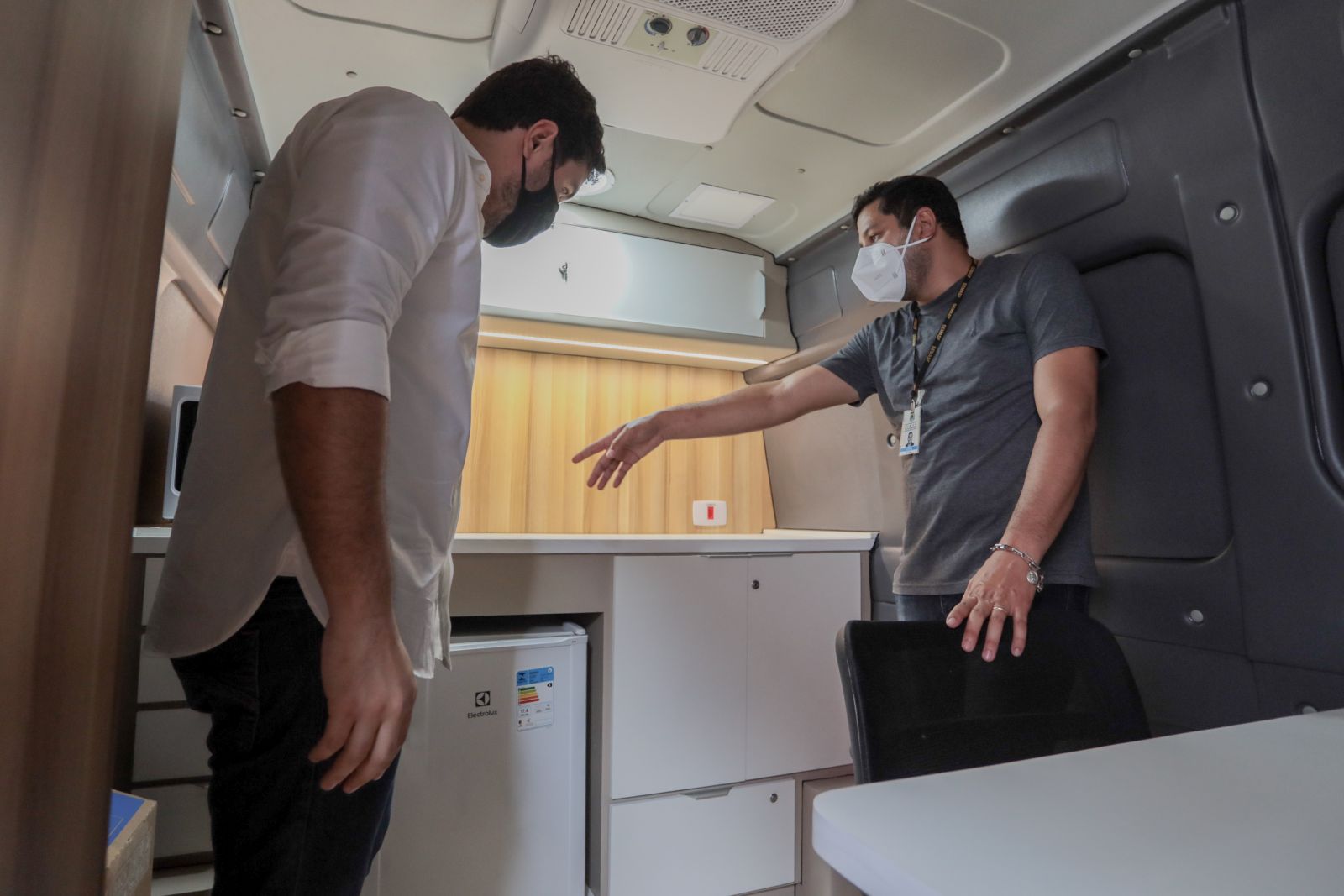 Cada unidade possui mesa interna, micro-ondas, frigobar, TV e Wi-fi
