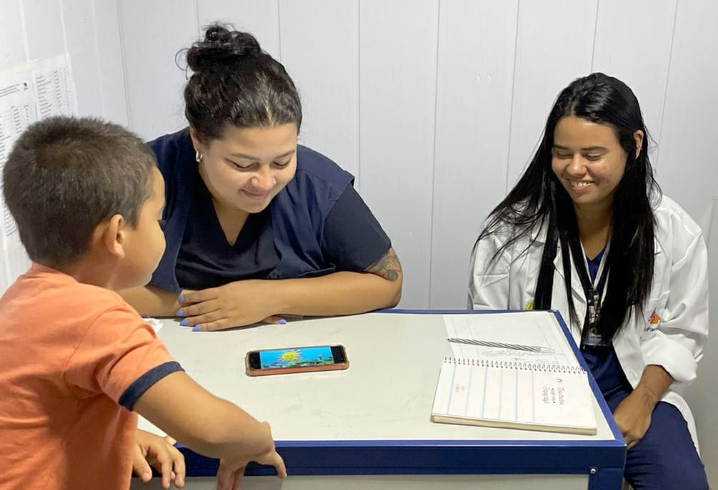 Psicólogas Clara Martins e Cibelle Amaral compõem a equipe do Barco Saúde