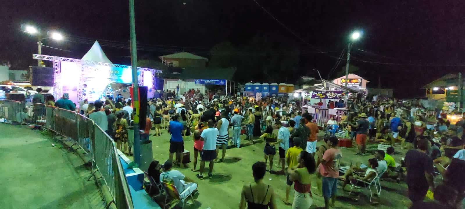 Todas as noites, os presentes puderam assistir e se divertir ao som de artistas regionais