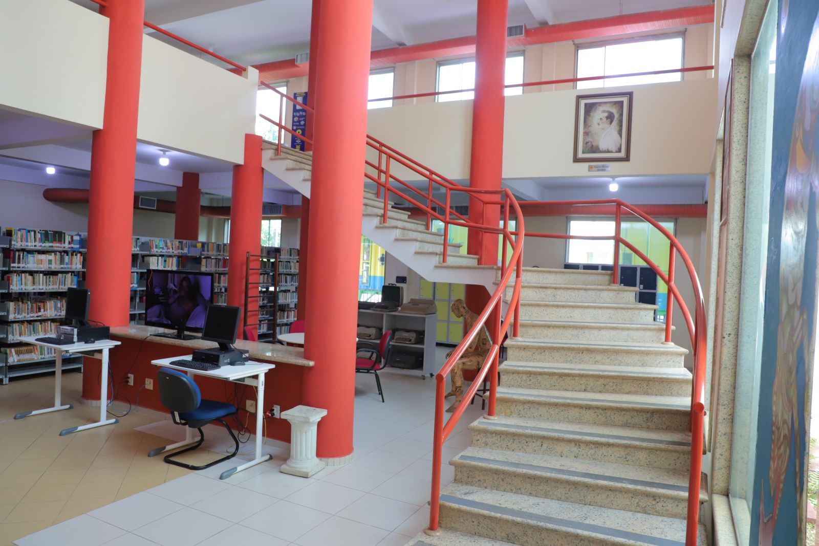 Palco da cantata será a escadaria do prédio