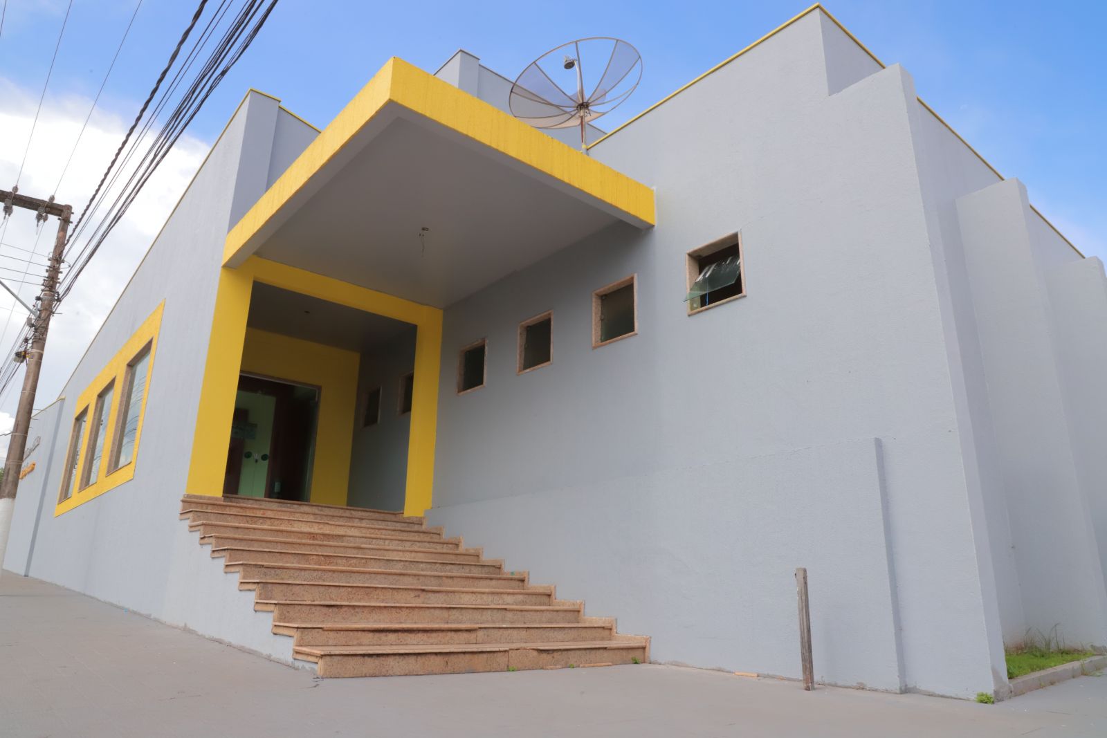 Apresentações acontecem na escadaria do prédio