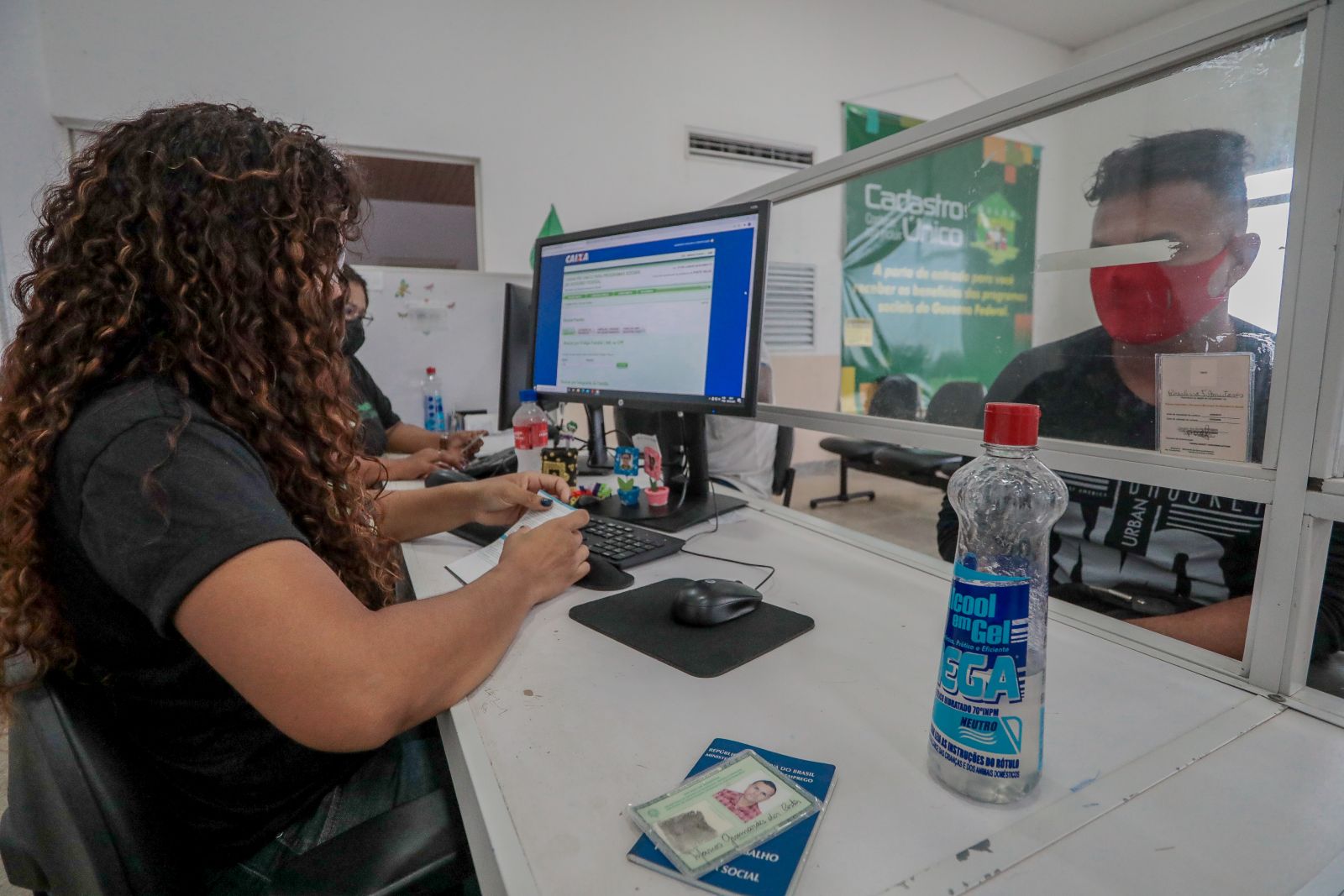 Os servidores orientam quanto ao uso de álcool, máscaras e distanciamento