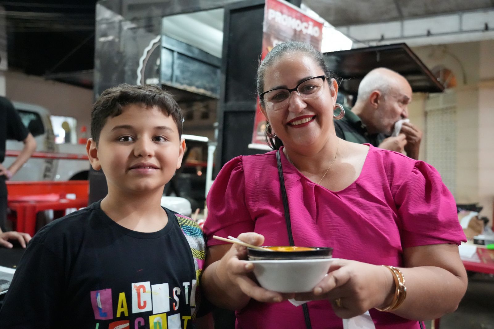 Professora Fran Pereira, que aproveitou a noite ao lado do filho Andrei 
